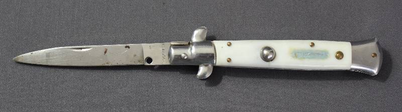 lot 9117 image: Vintage 4.5 Rostfrei Push Button Single Blade Pocket Knife.