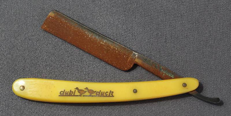 lot 9121 image: Vintage Pearlduck Dubl Duck Shaving Razor Blade. Marked Dwarf.