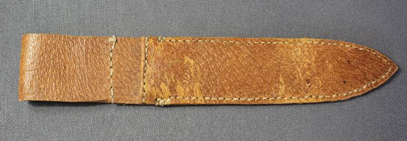 lot 9124 image: Vintage 10.5 Brown Leather Knife Sheath with Belt Loop.