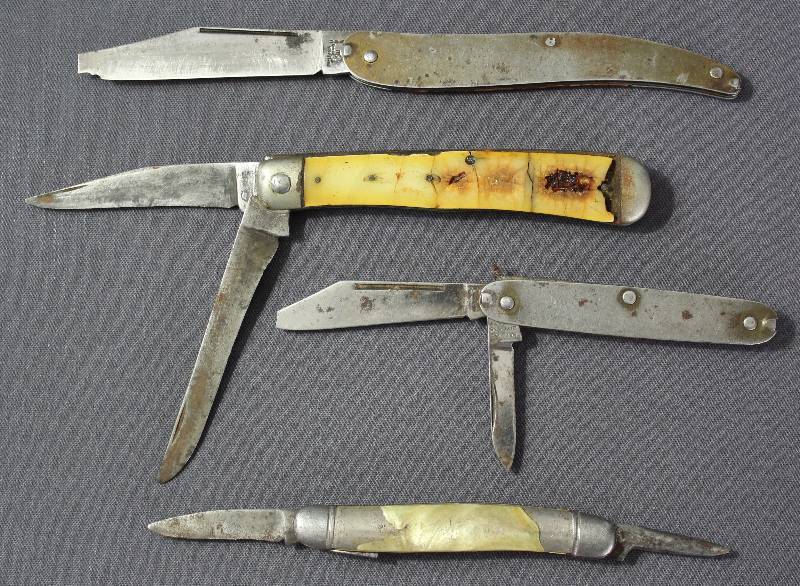 lot 9127 image: Lot of 4 - Folding Single and Multi-Blade Pocket Knives. Vintage