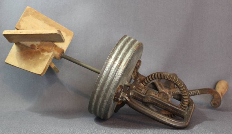 lot 9181 image: Vintage Hand Mixer for Mason Jar, 5.5 Diameter Lid. Has great movement