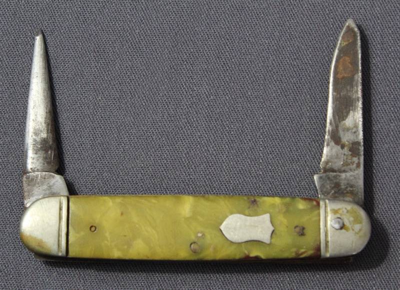 lot 9086 image: Vintage 3.75 Yellow and Red Folding Multi-Tool Pocket Knife.