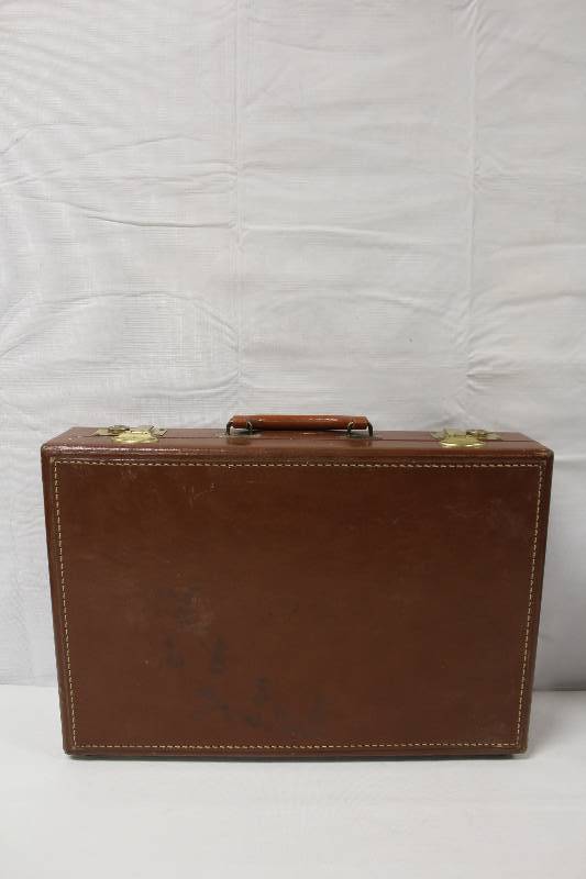 lot 9198 image: Nice 18 Briefcase with latches - No Key.