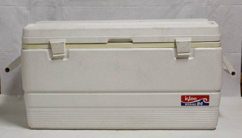 lot 9204 image: Igloo Marine 94 Quart Cooler