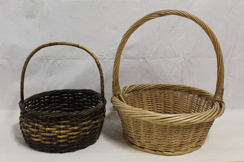 lot 9205 image: Nice Set of 2 Woven Wicker Baskets with Handles.