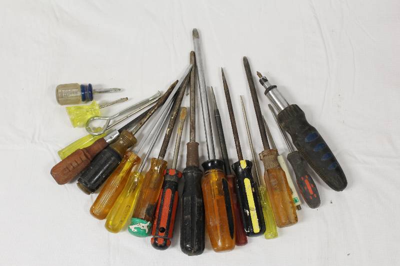 lot 9209 image: Lot of 18 Various Hand Tools - Mostly Screwdrivers