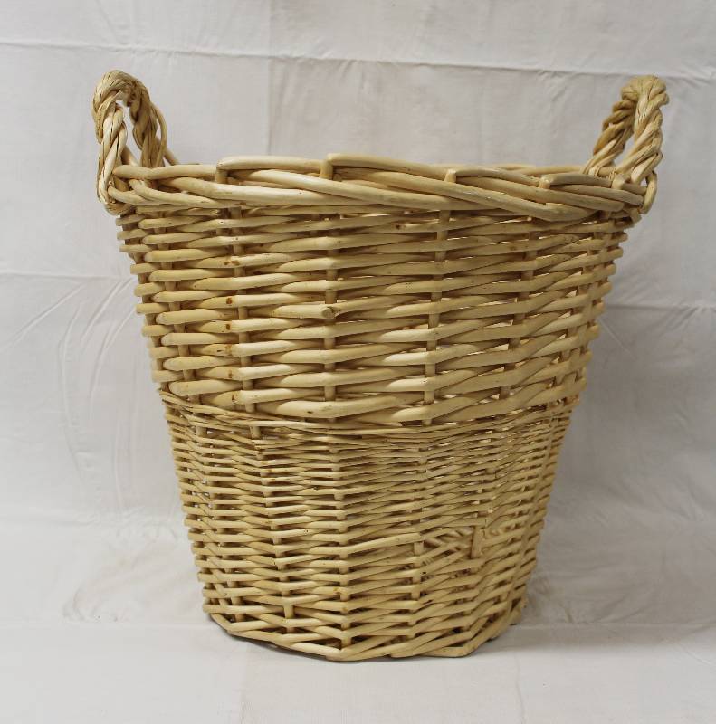 lot 9225 image: 16 Wicker Laundry Basket with Handles.