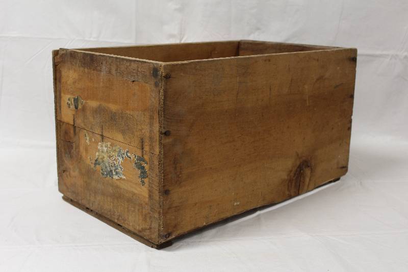 lot 9226 image: Vintage Wood Fruit Crate, 11 x 12 x 20