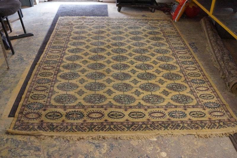 lot 9545 image: Beautiful Area Rug - Nice Condition - No Stains, holes or tears - Size 8 x 5 9