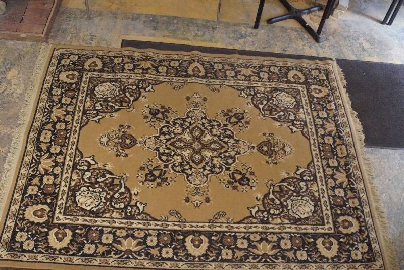 lot 9546 image: Beautiful Area Rug - Nice Condition - No Stains, holes or tears - Size 7.5 ft. x 5.5 ft.