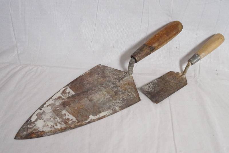 lot 9170 image: Lot of 2 Trowels - 1 LARGE - 1 small