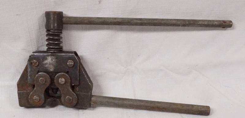 lot 9558 image: Vintage Hand Tool - Spring Loaded, Top Handle Swivels - VERY COOL