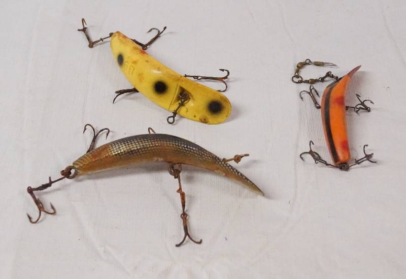 lot 9570 image: Lot of 3 Fishing Lures