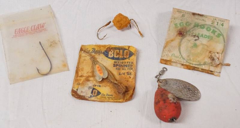 lot 9577 image: Lot of Various Vintage Fishing Tackle - Hooks, Lures, Etc ... - See Photos