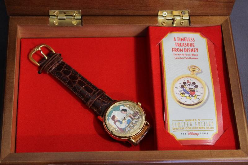 lot 9434 image: Gorgeous Disney Snow White Fossil Watch Collectors Club #DS-201 - MUSICAL Box