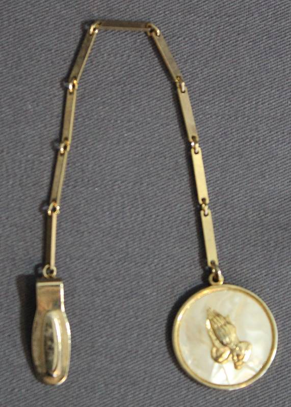 lot 9442 image: Very Nice 8 Gold Tone Clip w Praying Hands.