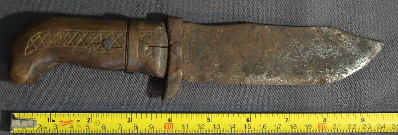lot 9445 image: Old 9-12 Knife with Wood w Copper Band Handle. No Marks.