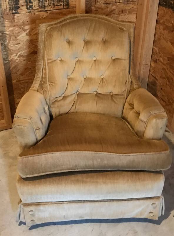 lot 4239 image: Nice Swivel Rocking Chair with Tufted Back