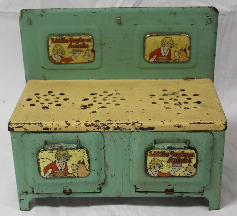 lot 9271 image: Vintage Little Orphan Annie Metal Stove Toy.