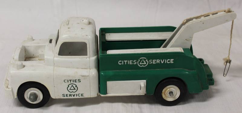 lot 9316 image: Vintage Cities Services Tow Truck Toy