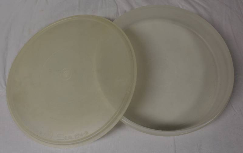 lot 9319 image: Tupperware Container with Lid 224-9