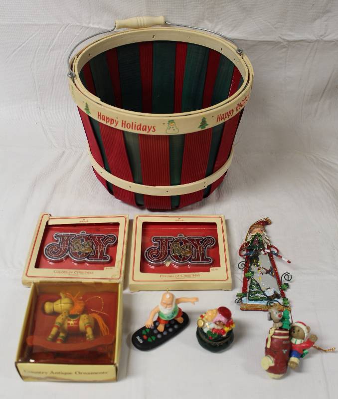 lot 9336 image: 7 Christmas Ornaments in Holiday basket.