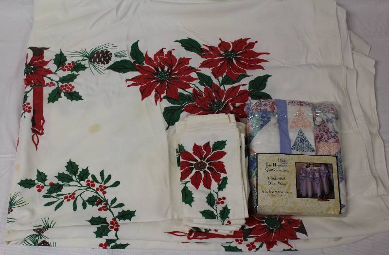 lot 9338 image: Christmas Tablecloth, and Napkin set.