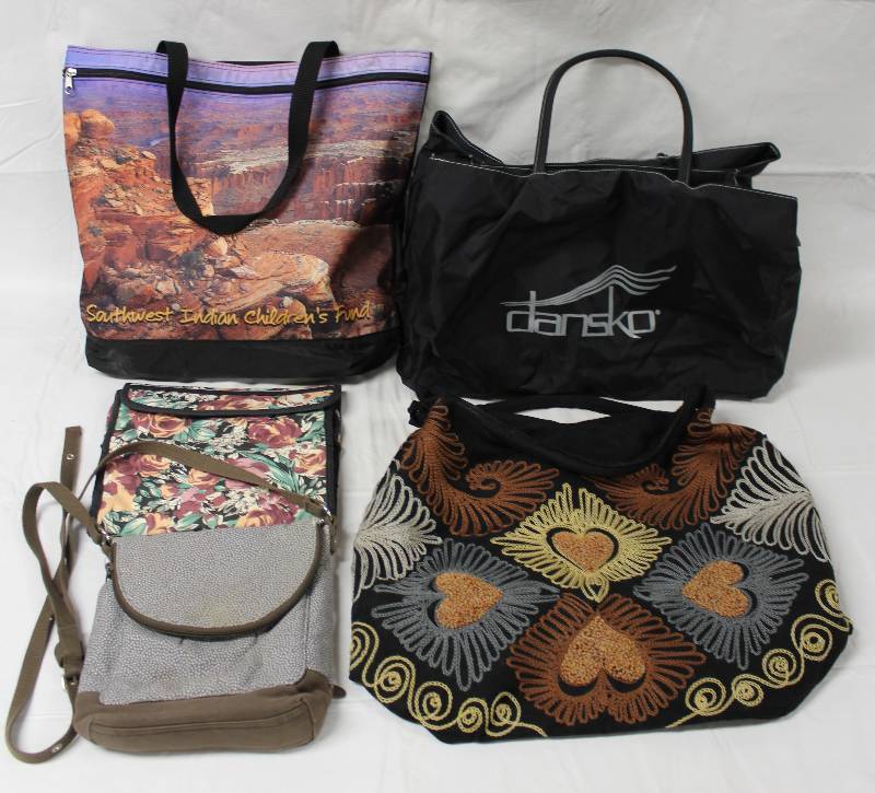 lot 9366 image: Set of 5 Travel Bags and Totes