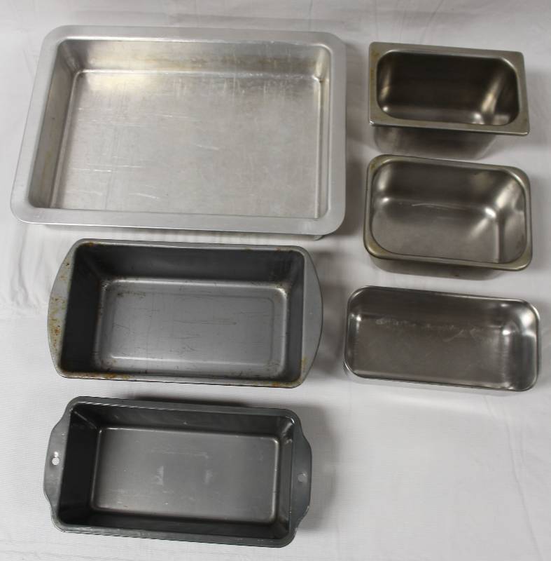 lot 9367 image: Set of 6 Baking Pans