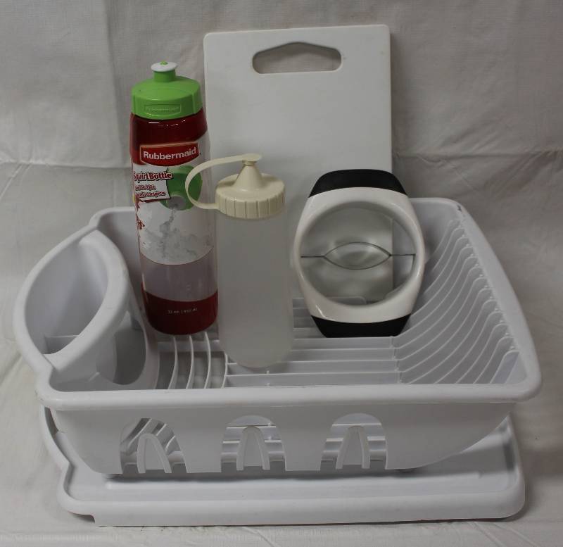 lot 9370 image: Variety of Kitchen items - Rubbermaid Bottles, Dish Dryer, and More.