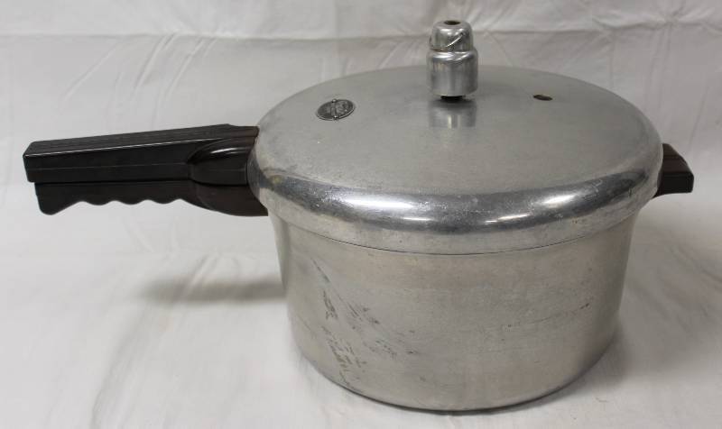 lot 9376 image: 6-QT National Presto Meat-Master Cooker - Model 106