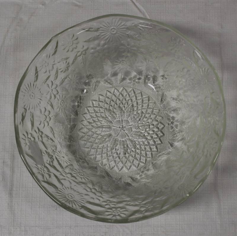 lot 9390 image: Nice Glass Bowl with Flower Design.