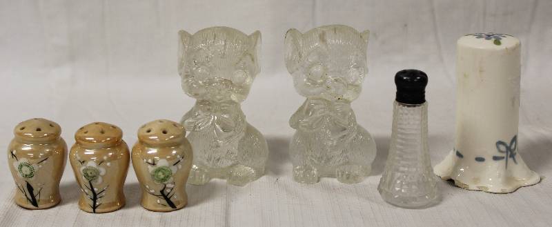 lot 9414 image: Vintage Salt & Pepper Shakers Lot.