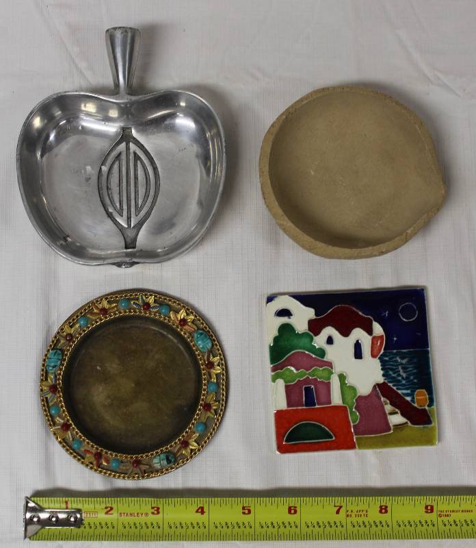 lot 9423 image: Set of 4 Trinket Dishes and Tile
