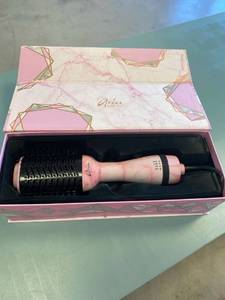 lot 1489 image: Aria Marble Blowdry Brush - Pink, from Purebeauty Salon & Spa