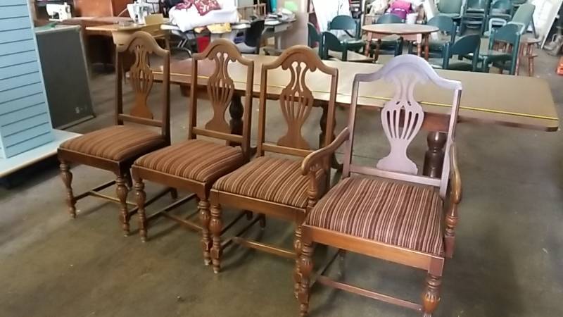 lot 776 image: Lot of 4 Antique or Vintage Chairs