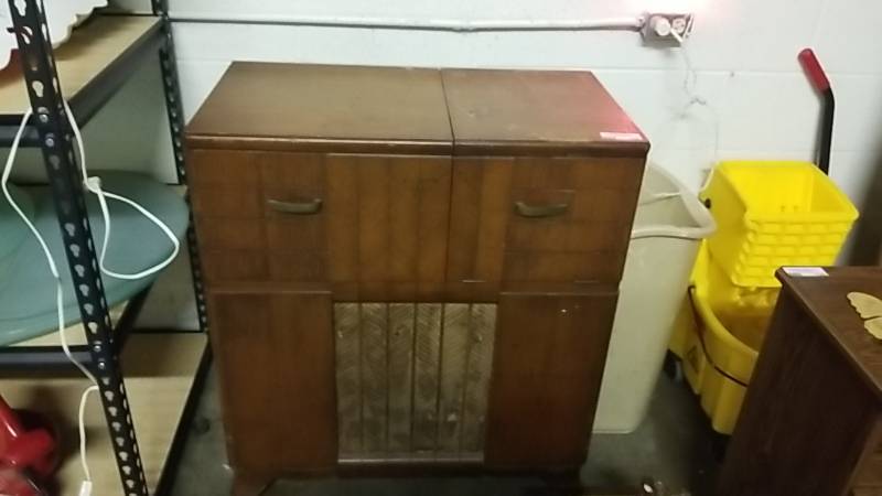 lot 129 image: Antique Victor Radio-  Refub or Parts- Awesome Piece