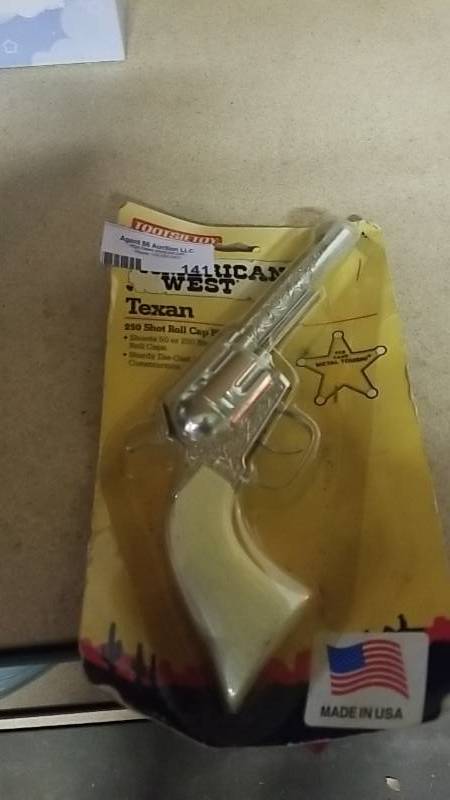 lot 141 image: Toy Cap Gun- NEW
