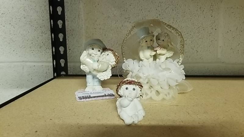 lot 139 image: Lot of 3 Dreamsicle Figurines-  Bride and Groom  CUTE