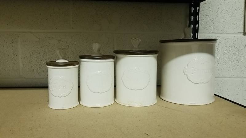 lot 136 image: Set of 4 Vintage Kitchen Cannisters- Chip Free