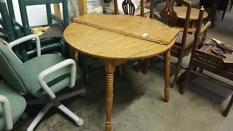 lot 1048 image: Small Round Table With Leaf