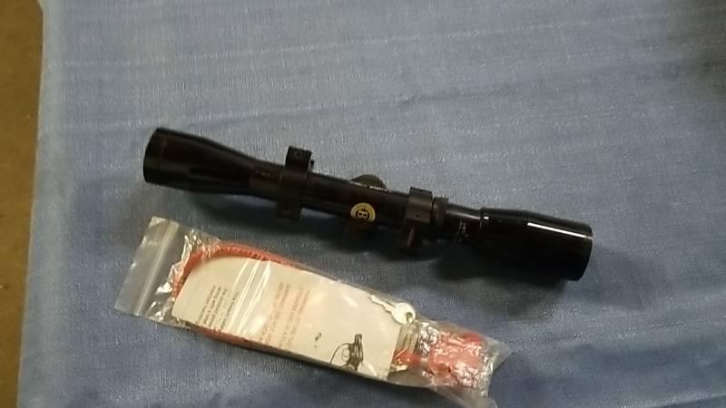 lot 1002 image: Gun Scope and Gun Lock Lot
