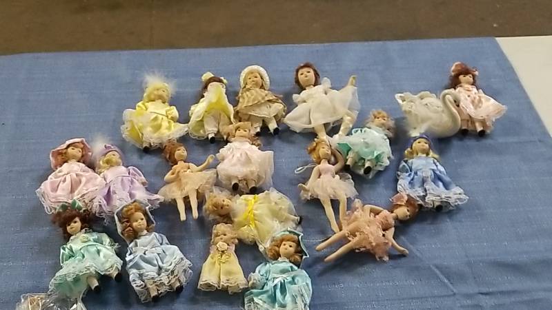lot 1004 image: Large Lot of Small Porcelin Dolls
