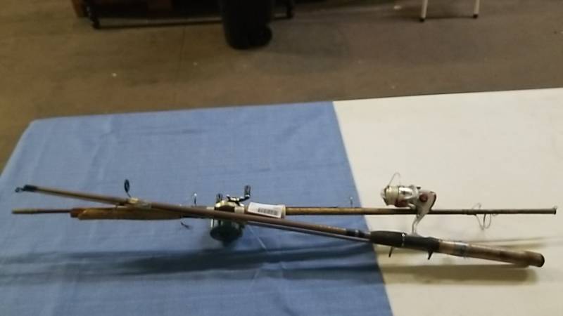 lot 1021 image: Lot of 2 Fishing Rods and Reels