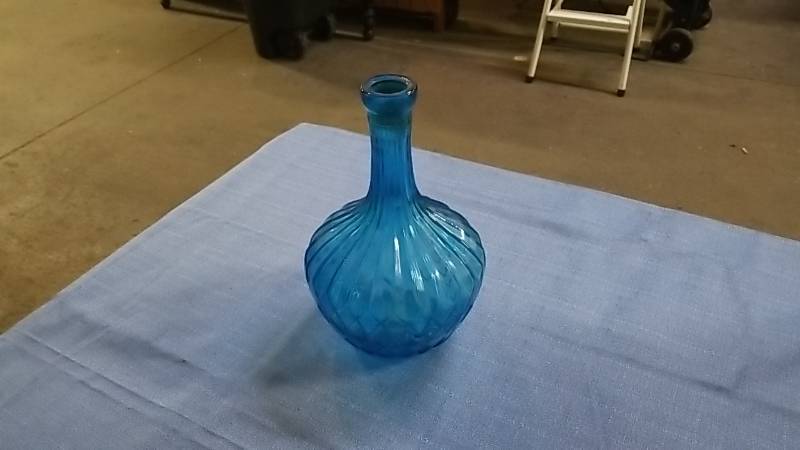 lot 1038 image: Awesome Jeannie Type Bottle   Pretty