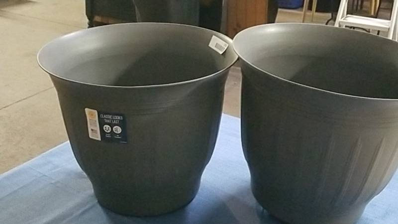 lot 1032 image: Lot of 2 Large Resin Planters- New