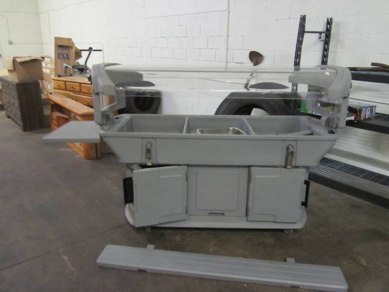 lot 9998 image: Carlisle Maximizer 6 Mobile Salad Bar w Sneeze Guard Side Shelves- End Tray