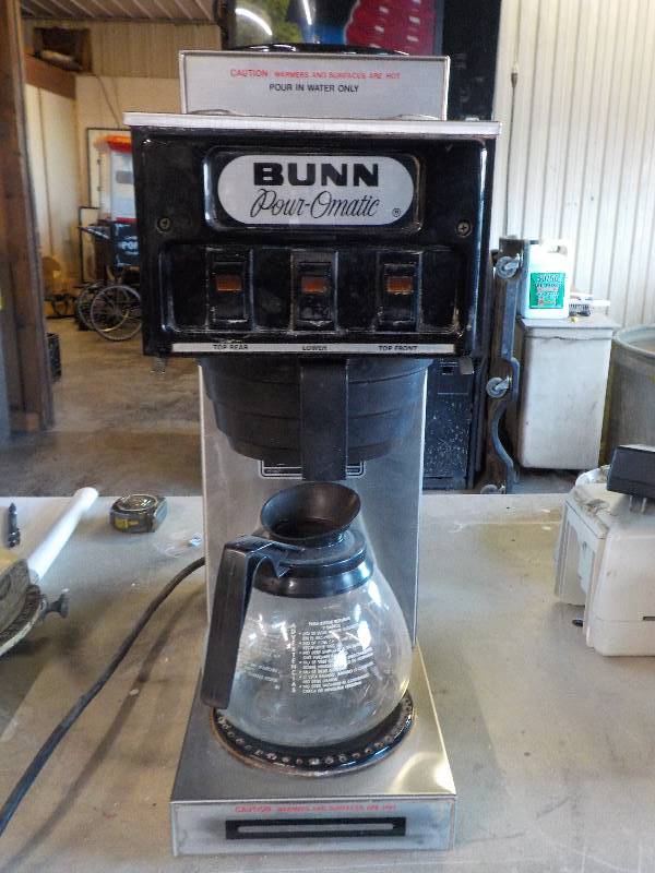 lot 3749 image: Bun Coffee maker with 1 pot (comes on)