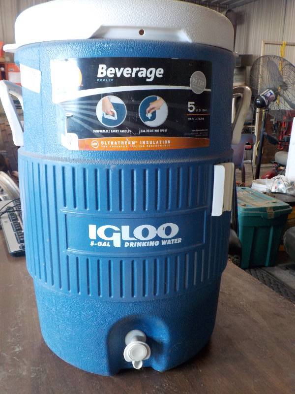 lot 3755 image: Igloo 5Gal water cooler (LIKE NEW)