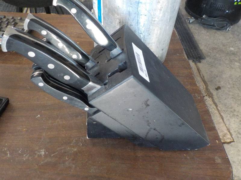 lot 3758 image: Farberware Knives and solid woo knife holder with 9 Knives